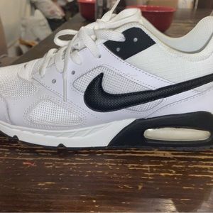 Nike Air Max Ivo
White Black size  9 men’s